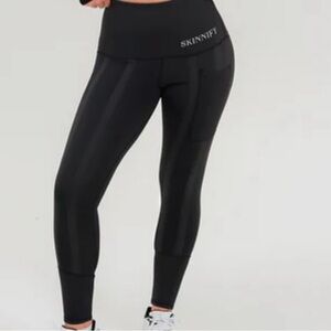 🆕 SKINNIFY resistance band black leggings, Medium (size 8)